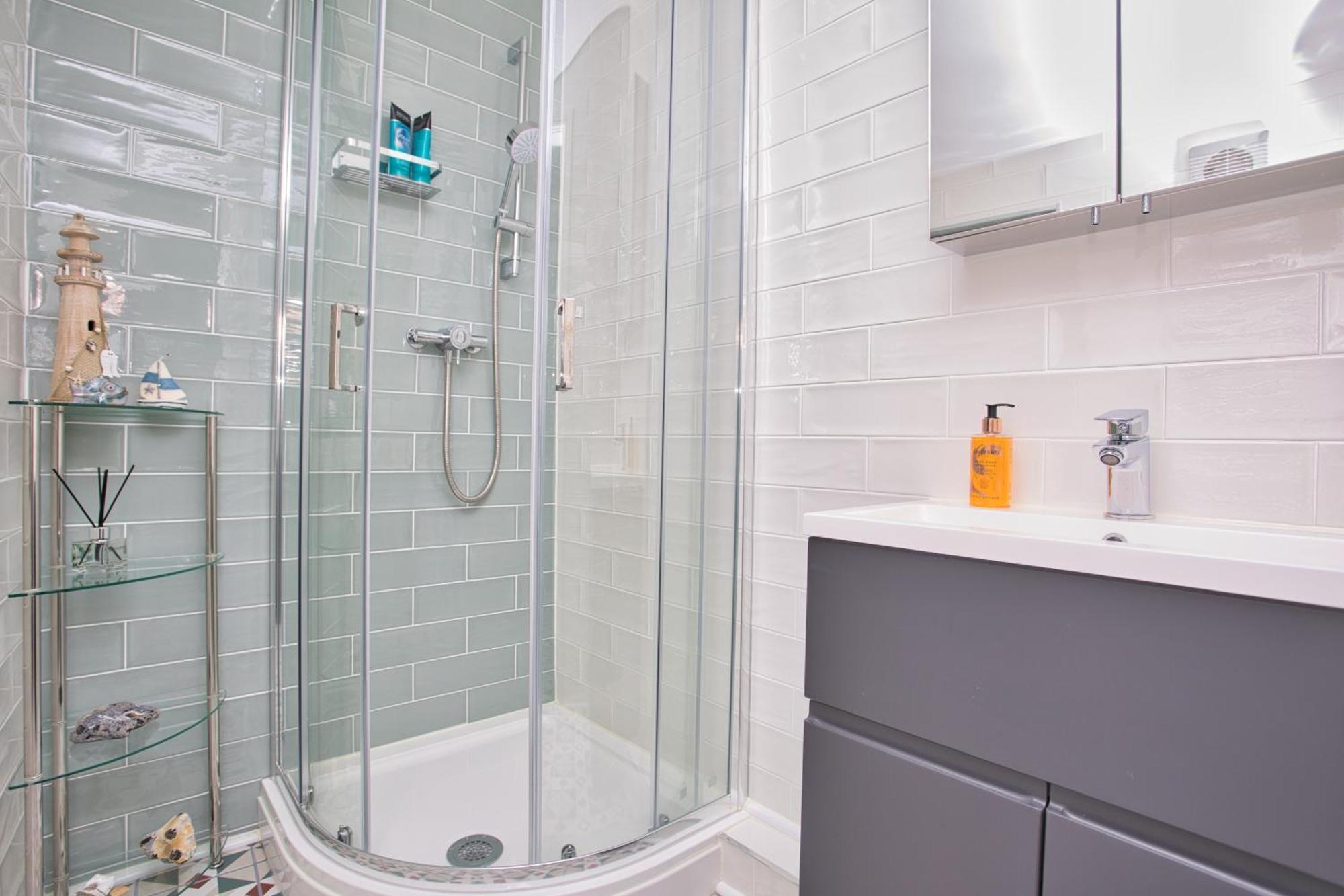 Spacious Seaside Escape In The Heart Of Deal, 4 Mins From The Beach Ngoại thất bức ảnh
