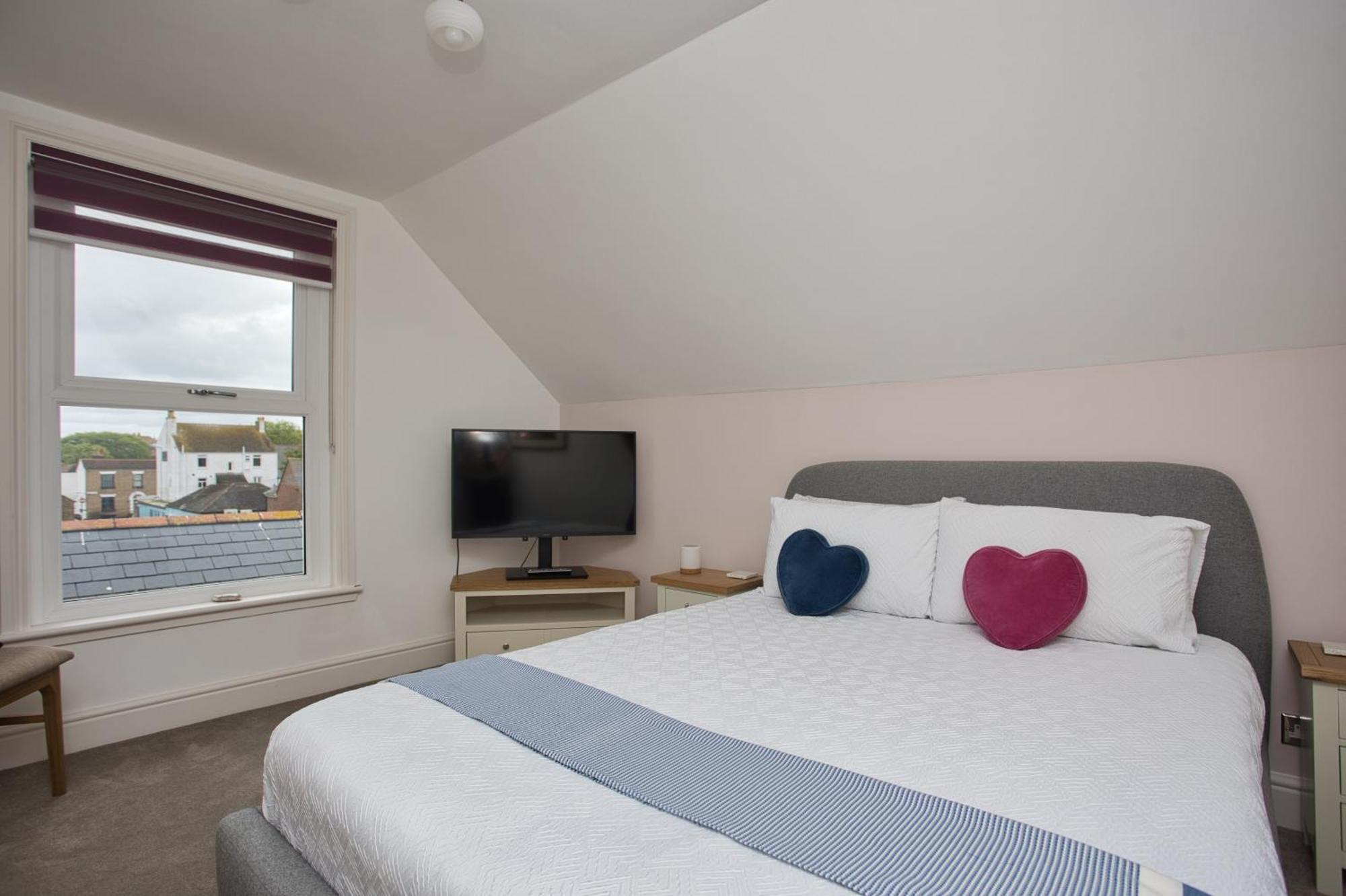 Spacious Seaside Escape In The Heart Of Deal, 4 Mins From The Beach Ngoại thất bức ảnh