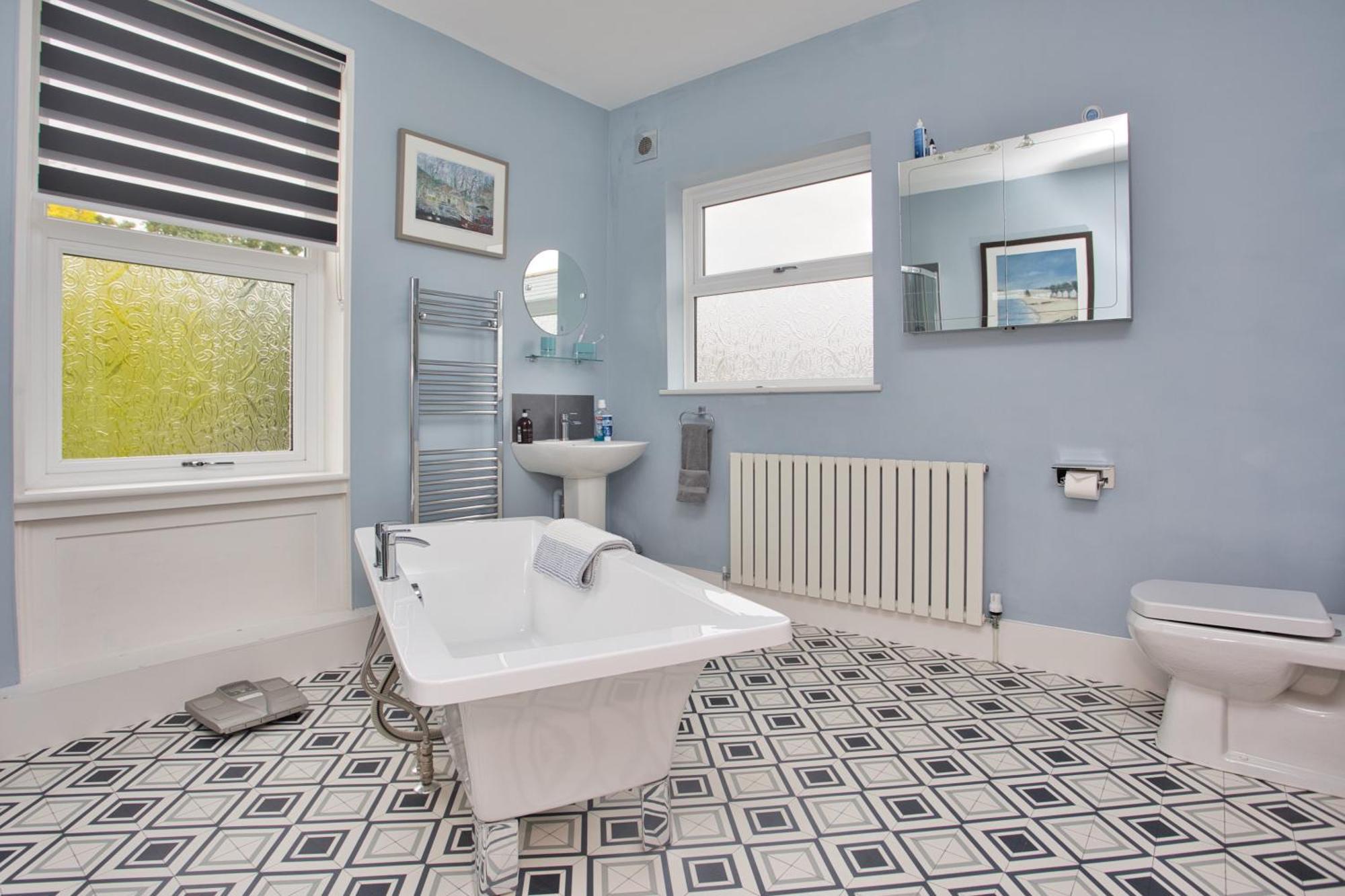 Spacious Seaside Escape In The Heart Of Deal, 4 Mins From The Beach Ngoại thất bức ảnh