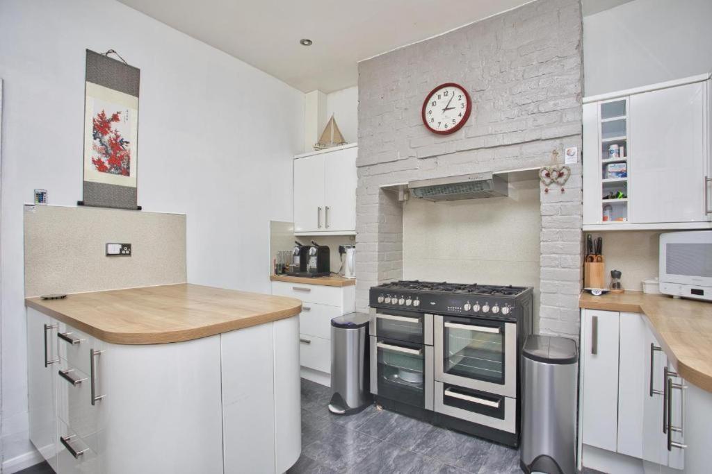 Spacious Seaside Escape In The Heart Of Deal, 4 Mins From The Beach Ngoại thất bức ảnh